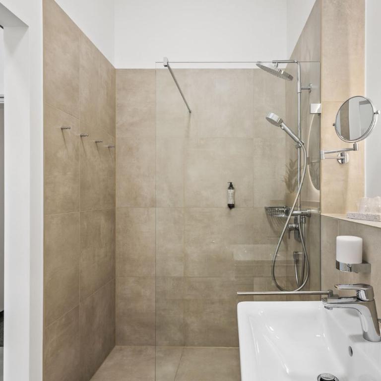 SKYRISE Apartments mit Küche, WLAN & Parkplatz - ruhige Lage - Studio mit Balkon - 9