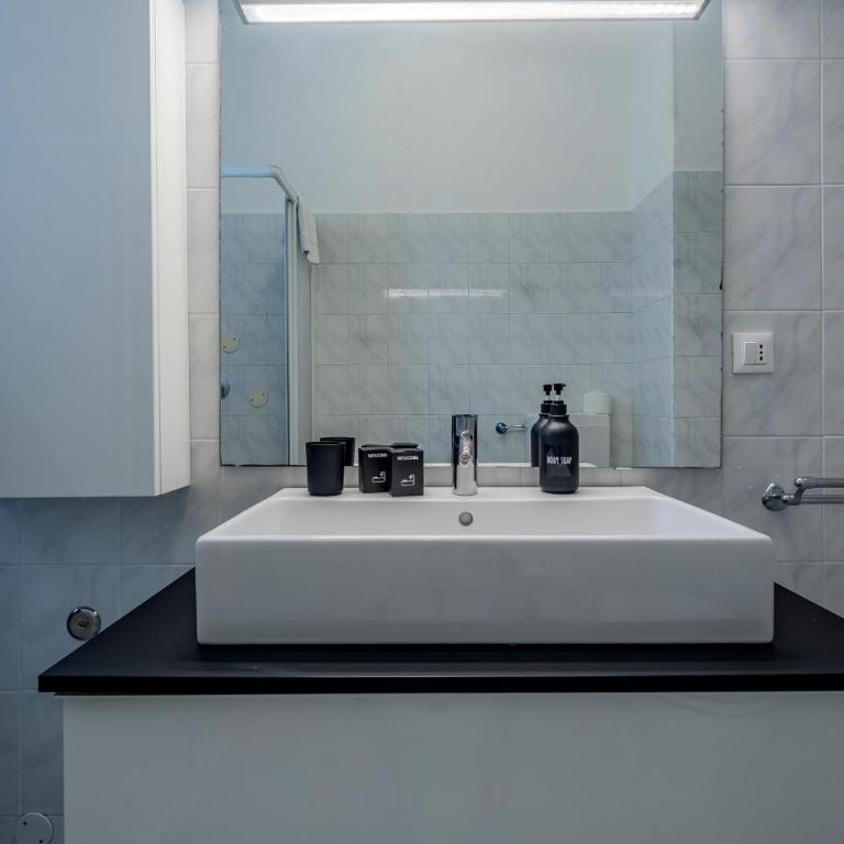 15 Min Walk From Verona Fiere - Space & Style - Two-Bedroom Apartment with Balcony - 57