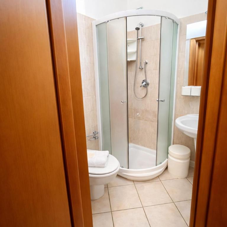 Hotel Villa Tina Easy Stay B&B - Camera Matrimoniale - 4