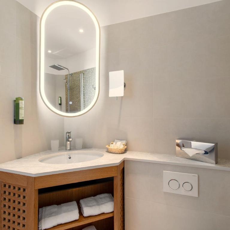 Best Western Premier Montfleuri - Chambre Lit Queen-Size Supérieure avec Terrasse - Vue sur Mer - 6
