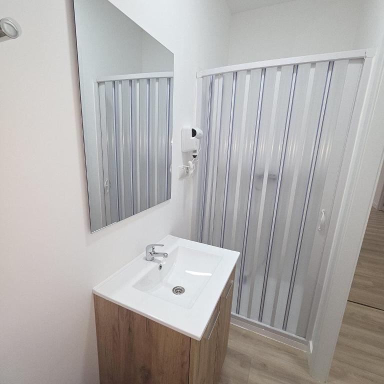 Hostal NV Palacio Congresos - Twin Room - 8