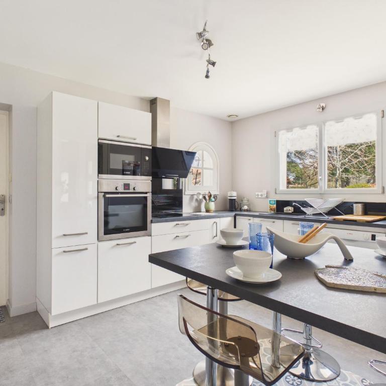 Jolie maison familiale avec jardin pour 6 - Ferienhaus - 6