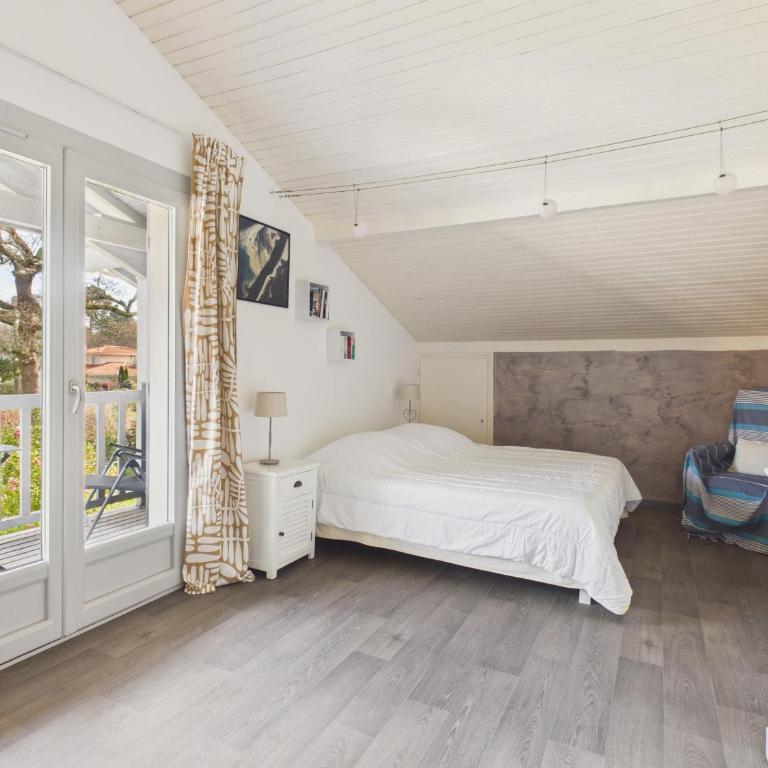 Jolie maison familiale avec jardin pour 6 - Ferienhaus - 17