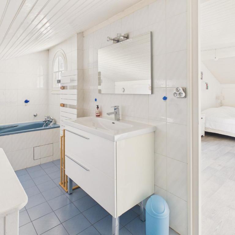 Jolie maison familiale avec jardin pour 6 - Ferienhaus - 22