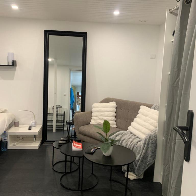 Maison complete proche circuit centre ville 8 a 10 personnes 4 chambres 2 salle de bain - Villa - Vue sur Jardin - 44