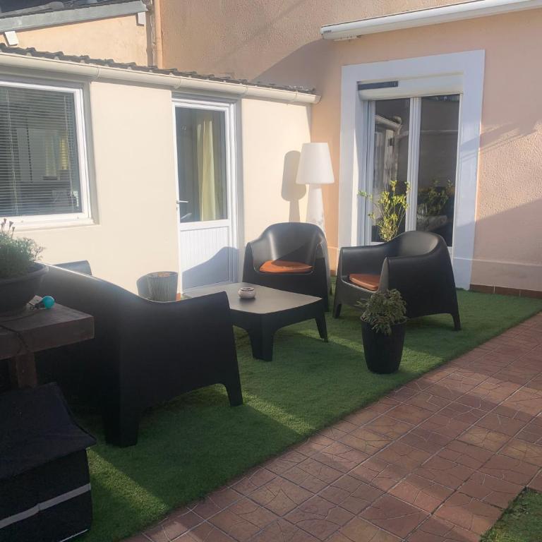 Maison complete proche circuit centre ville 8 a 10 personnes 4 chambres 2 salle de bain - Villa - Vue sur Jardin - 4