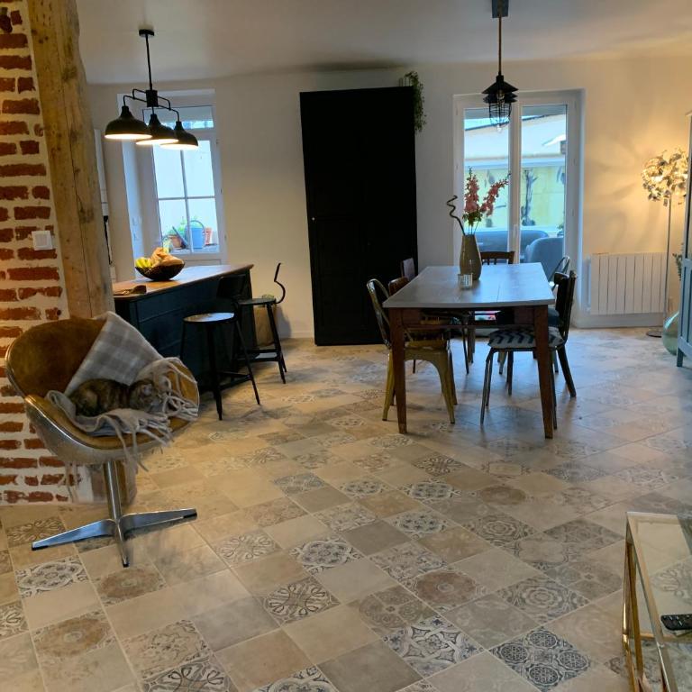 Maison complete proche circuit centre ville 8 a 10 personnes 4 chambres 2 salle de bain - Villa - Vue sur Jardin - 17