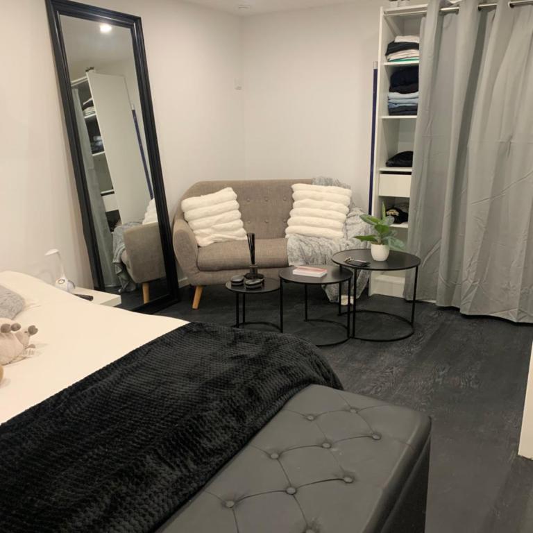 Maison complete proche circuit centre ville 8 a 10 personnes 4 chambres 2 salle de bain - Villa - Vue sur Jardin - 45