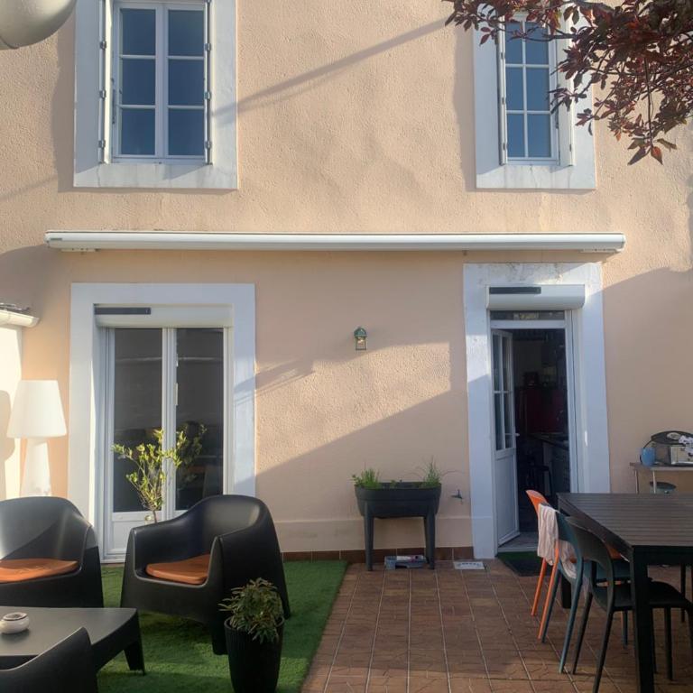 Maison complete proche circuit centre ville 8 a 10 personnes 4 chambres 2 salle de bain - Villa - Vue sur Jardin - 1