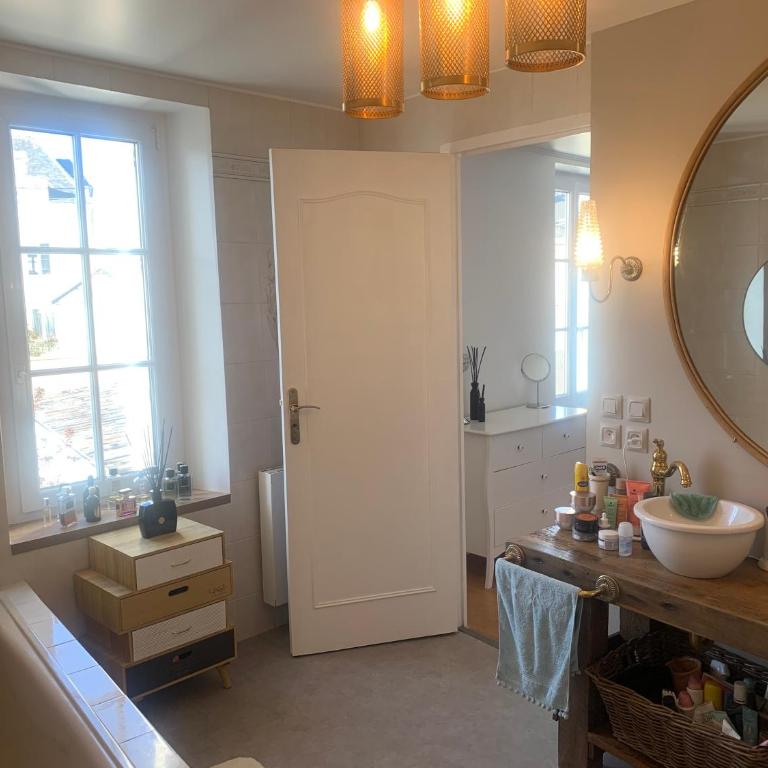 Maison complete proche circuit centre ville 8 a 10 personnes 4 chambres 2 salle de bain - Villa - Vue sur Jardin - 37