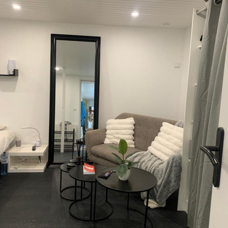 Maison complete proche circuit centre ville 8 a 10 personnes 4 chambres 2 salle de bain - Villa - Vue sur Jardin - 46