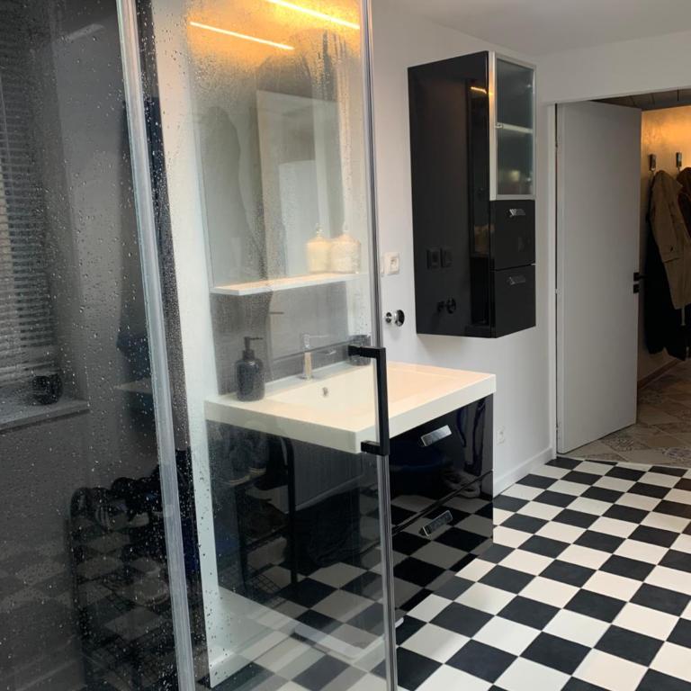 Maison complete proche circuit centre ville 8 a 10 personnes 4 chambres 2 salle de bain - Villa - Vue sur Jardin - 42