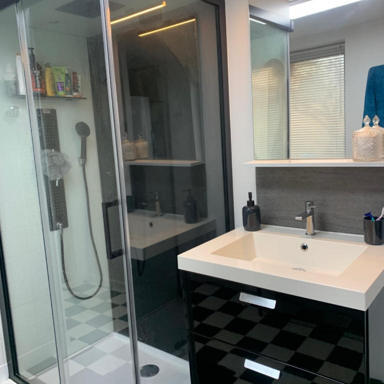 Maison complete proche circuit centre ville 8 a 10 personnes 4 chambres 2 salle de bain - Villa - Vue sur Jardin - 43