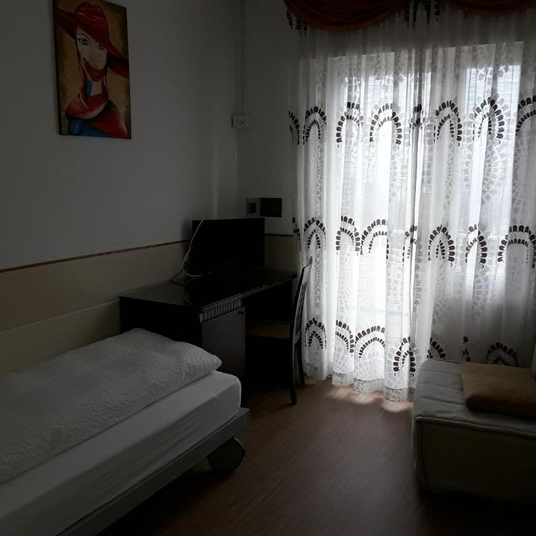 Hotel Lux - Camera Singola con Balcone - 13