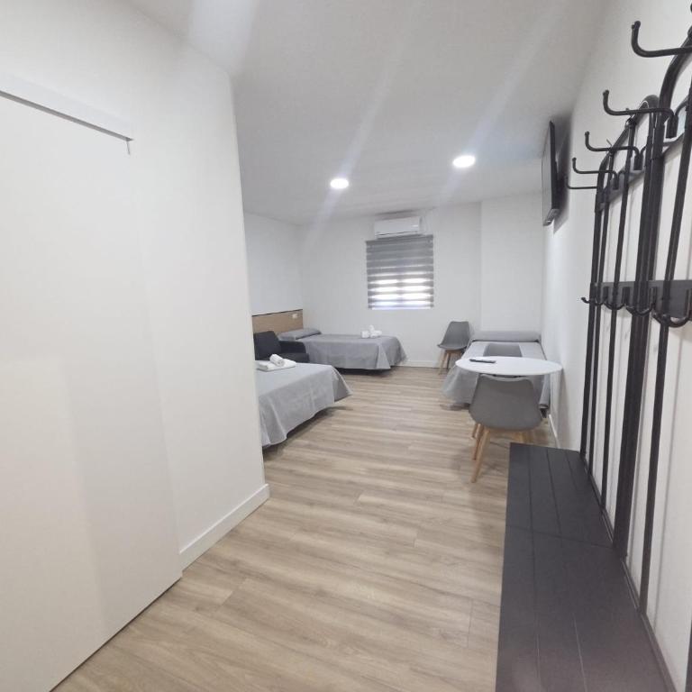 Hostal NV Palacio Congresos - Triple Room - 4