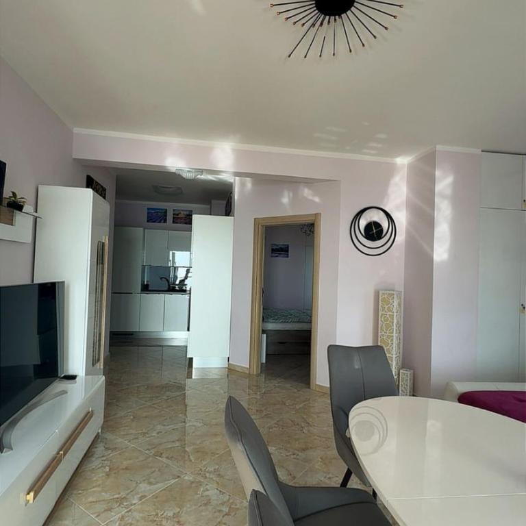 Bella Costa Lux - Two-Bedroom Deluxe Apartment with Balcony - 4