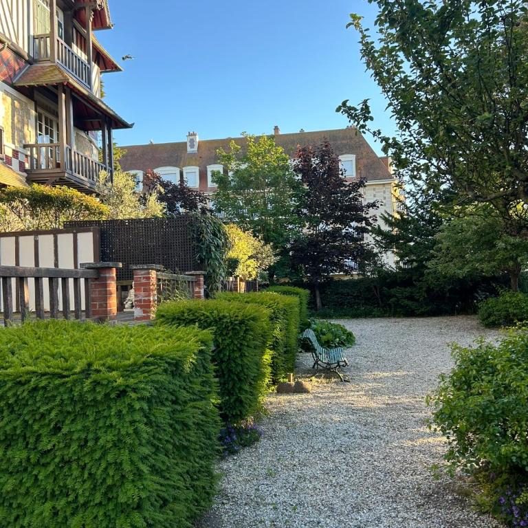 Appartement élégant 45m2 - Plage à pied, Deauville centre - Deluxe One-Bedroom Apartment with Garden View - 21