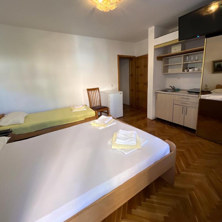 Rooms Villa Desa - Trokrevetna Soba s Pogledom na Planine - 12