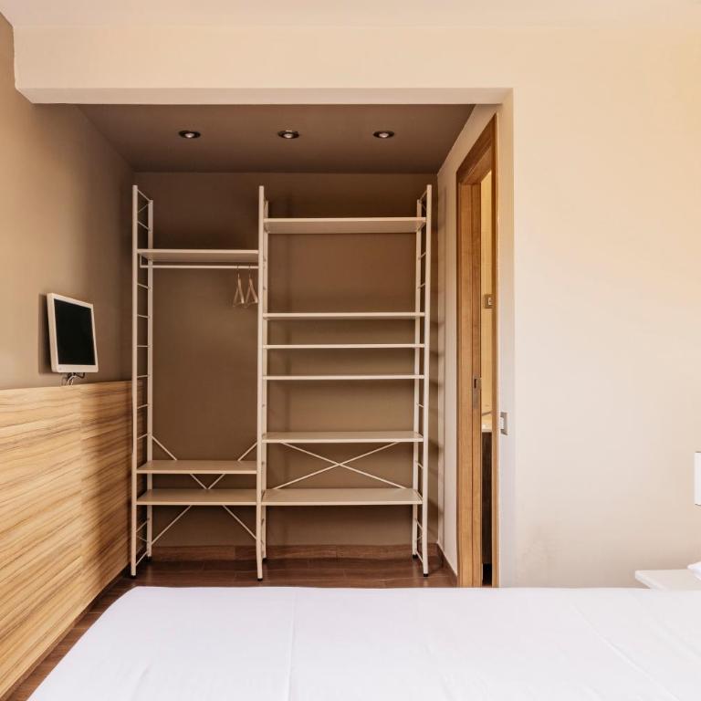 Barcelona Apartment Milà - Deluxe Two-Bedroom Apartment with Terrace (4 Adults) - 7