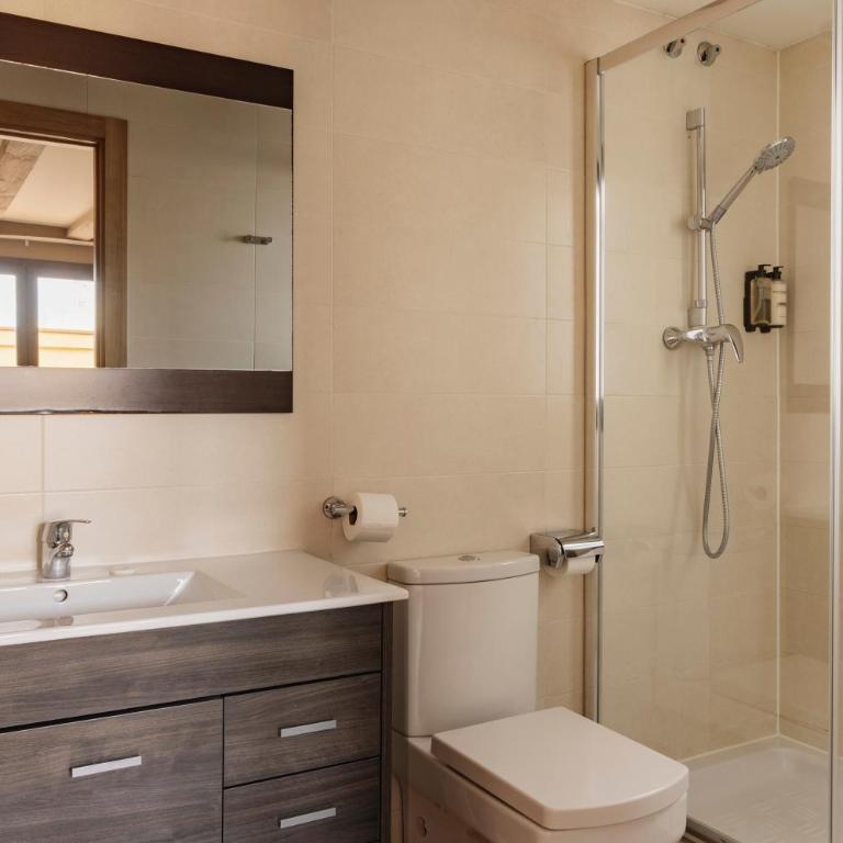 Barcelona Apartment Milà - Deluxe Two-Bedroom Apartment with Terrace (4 Adults) - 6