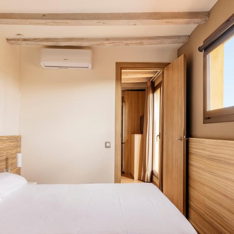 Barcelona Apartment Milà - Deluxe Two-Bedroom Apartment with Terrace (4 Adults) - 2