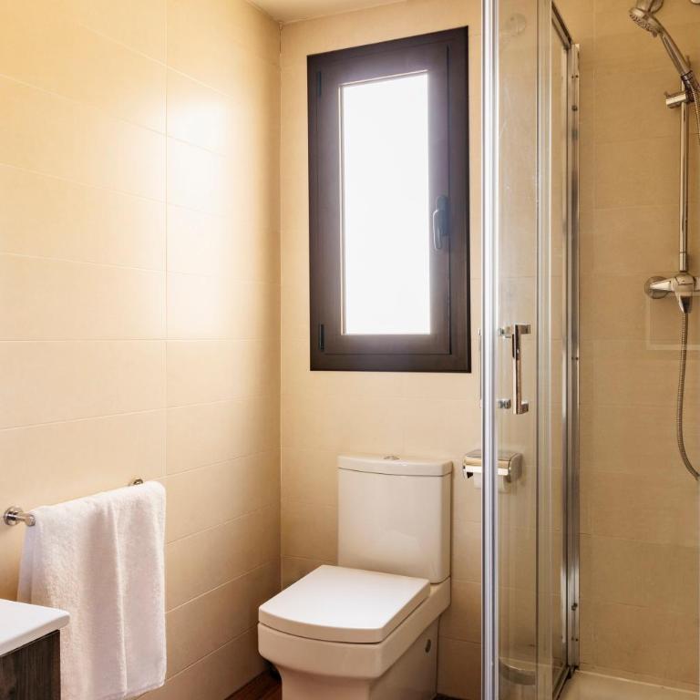 Barcelona Apartment Milà - Deluxe Two-Bedroom Apartment with Terrace (4 Adults) - 8