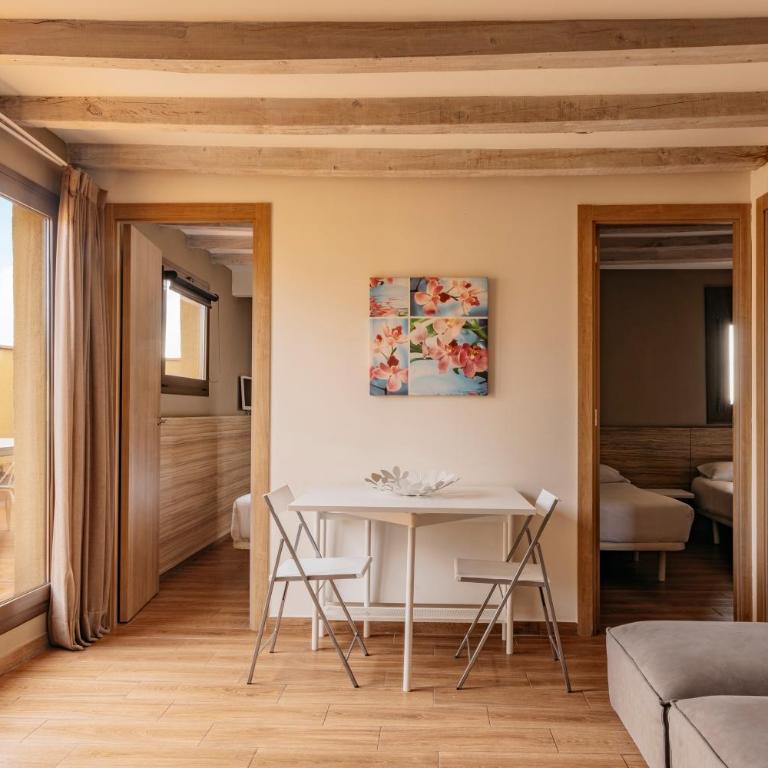 Barcelona Apartment Milà - Deluxe Two-Bedroom Apartment with Terrace (4 Adults) - 9