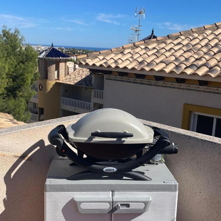 Renovated Top-Floor 2BR | Sunny Balcony & Golf - Apartamento de 2 dormitorios con vistas - 26