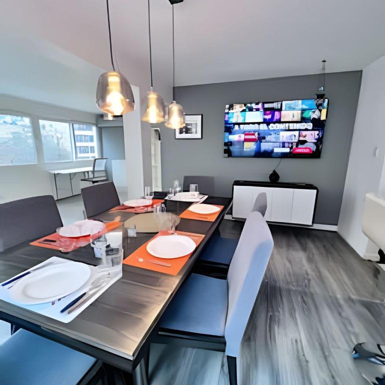 Bien ubicado y Amplio depto - Three-Bedroom Apartment - 2