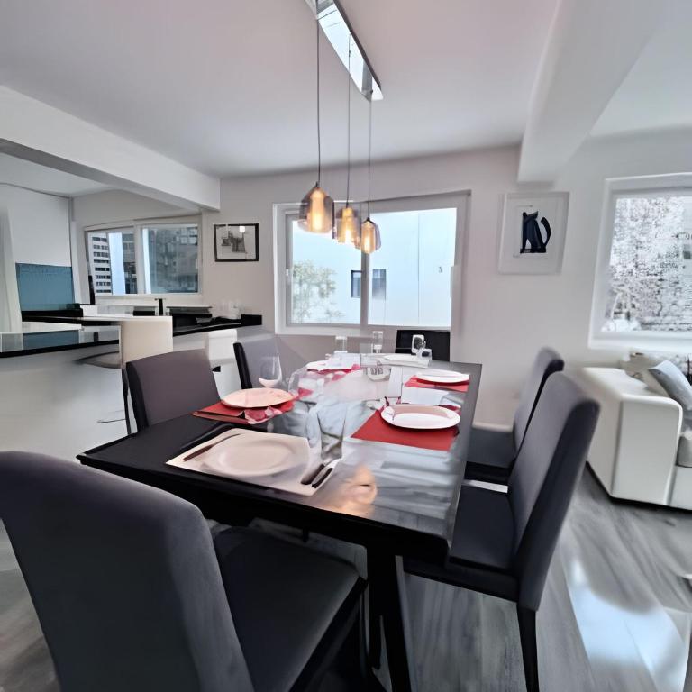 Bien ubicado y Amplio depto - Three-Bedroom Apartment - 7