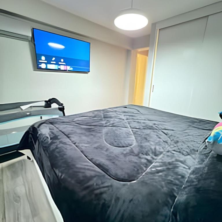 Bien ubicado y Amplio depto - Three-Bedroom Apartment - 12