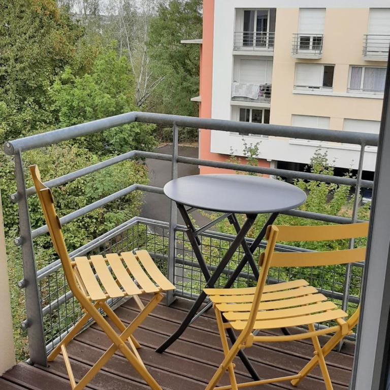 Studio proche tram- Parking privé - 2 voyageurs - Studio with Sofa Bed - 10