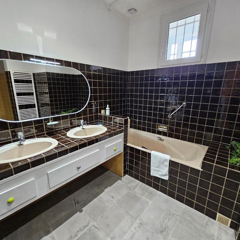 Castle Blue - 7 Personnes - 10 min Sanctuaire - Apartment mit 3 Schlafzimmern - 9