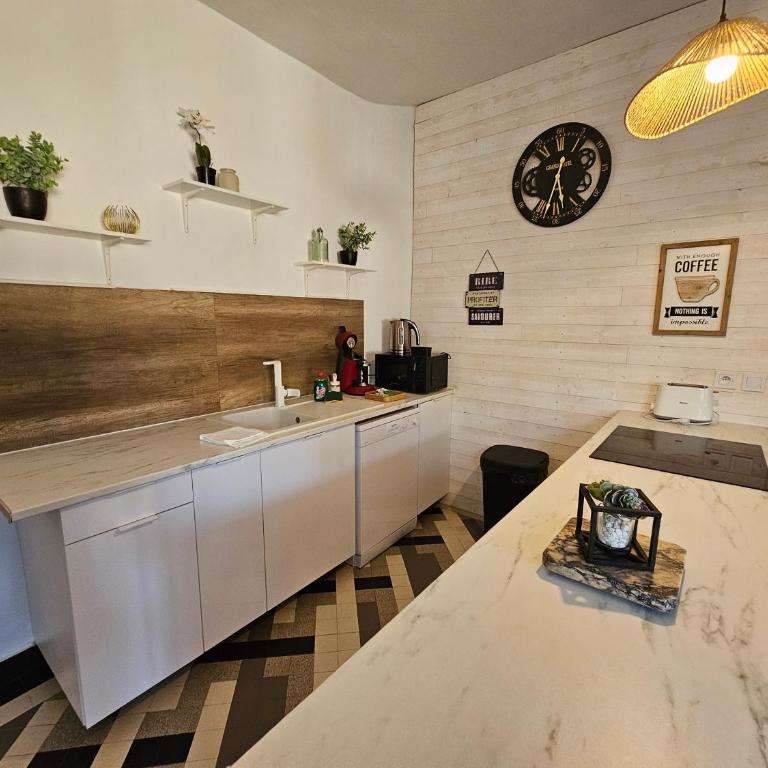 Castle Blue - 7 Personnes - 10 min Sanctuaire - Apartment mit 3 Schlafzimmern - 14