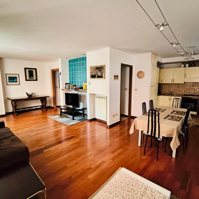 Balcone - Appartamento con 2 Camere da Letto - 1