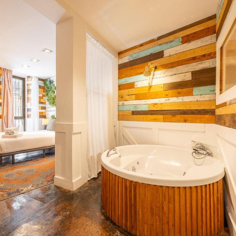Abalú Collection Hotel Life Gran Via - Deluxe Suite with Spa Bath - 4
