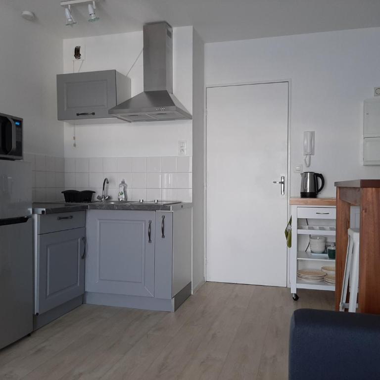Studio proche tram- Parking privé - 2 voyageurs - Studio with Sofa Bed - 7