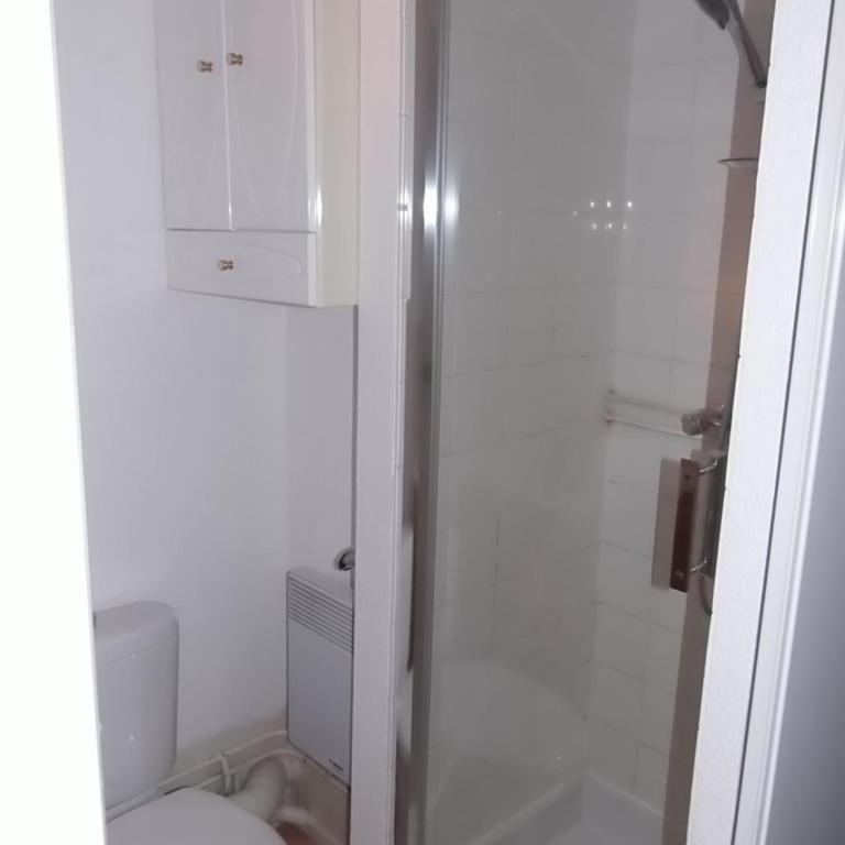 Studio proche tram- Parking privé - 2 voyageurs - Studio with Sofa Bed - 5