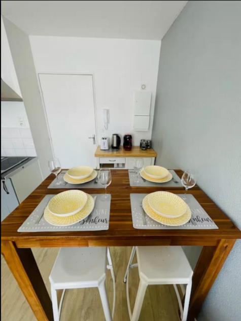 Studio proche tram- Parking privé - 2 voyageurs - Studio with Sofa Bed - 4