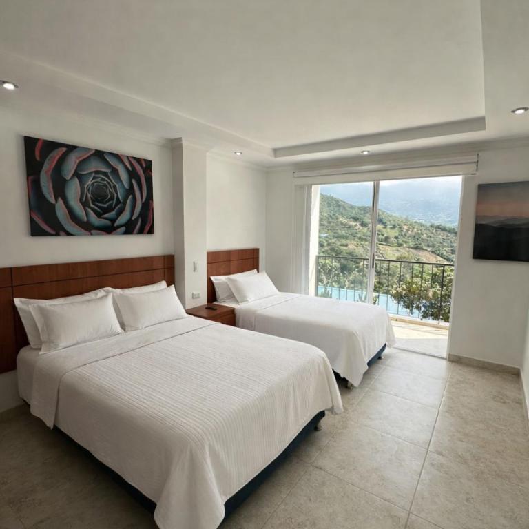 Hotel Cabaleón - Habitación Triple con vistas a la montaña - 7