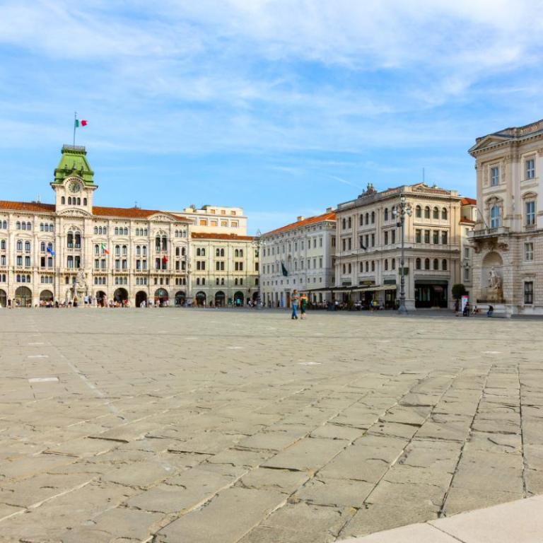 Vista mozzafiato su Piazza Unità Design vista unica comfort top e wifi veloce - Appartamento con 1 Camera da Letto - 77