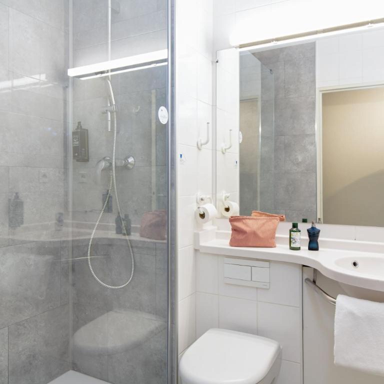 Ibis Budget Toulon Centre - Chambre Triple avec 1 Lit Double et 1 Lit Superposé - 6