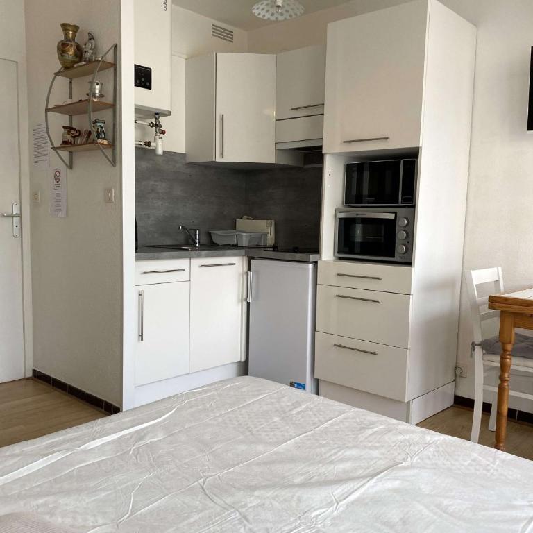 Studio de charme avec parking privatif, climatisation, Wi-Fi et loggia fermée à Balaruc-les-Bains - FR-1-553-96 - Studio - 3