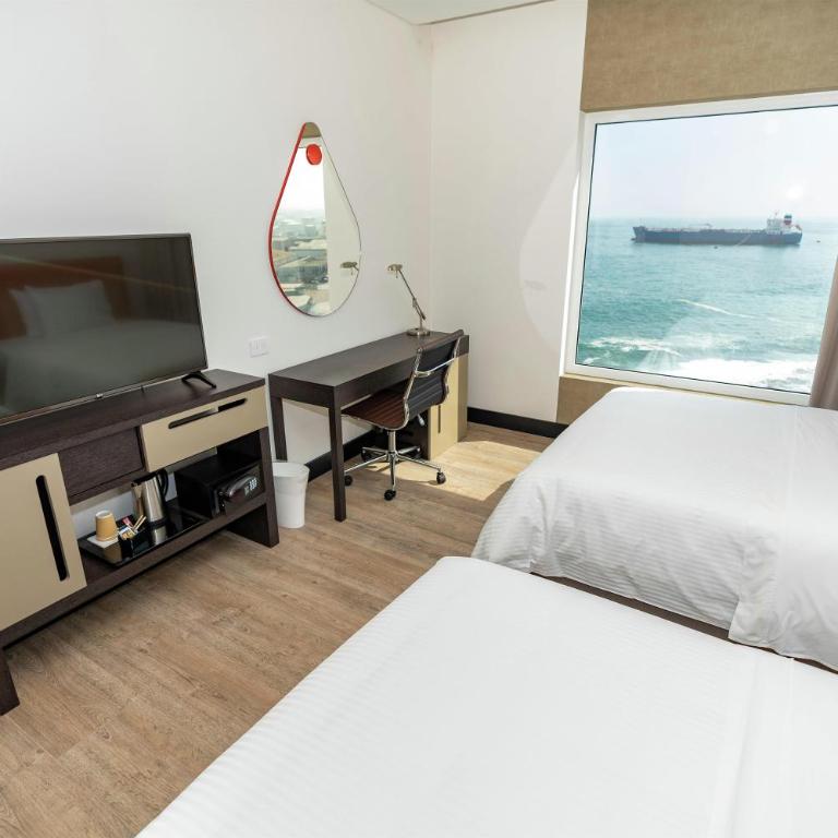 Hampton By Hilton Antofagasta - Twin Room with Roll-In Shower - Mobility Access/Non-Smoking - 2