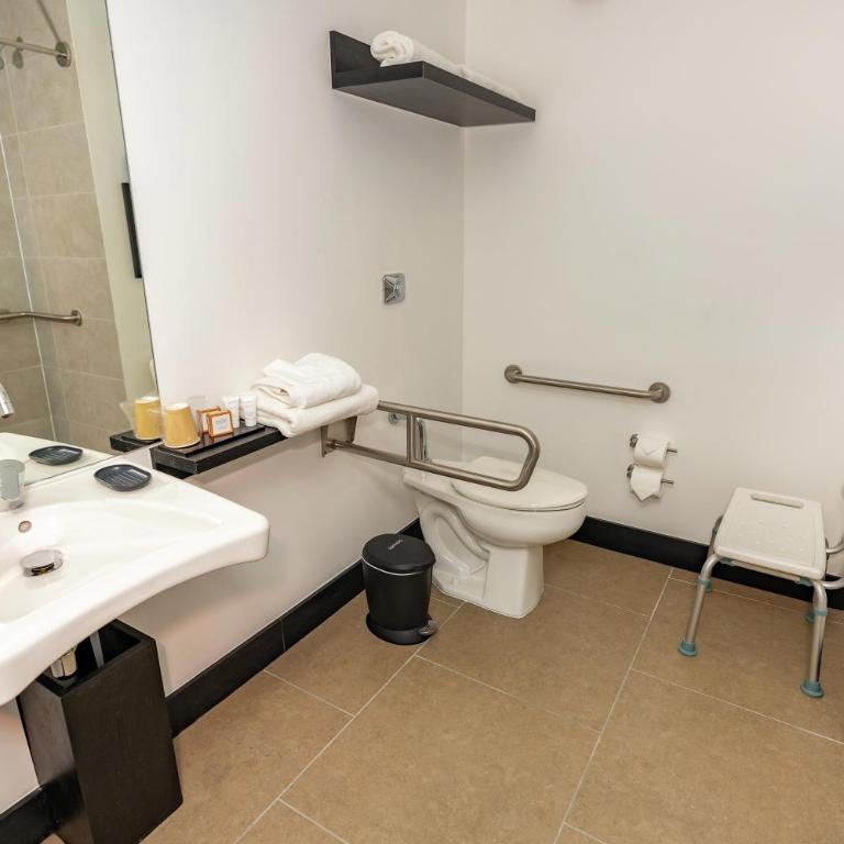 Hampton By Hilton Antofagasta - Queen Room with Roll-In Shower - Mobility Access/Non-Smoking - 2