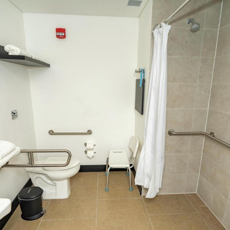 Hampton By Hilton Antofagasta - Queen Room with Roll-In Shower - Mobility Access/Non-Smoking - 3