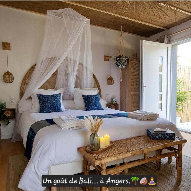 Chambres d'hôtes "Chez Lyly et Juju" Piscine&Sauna Parking Gratuit - Suite Lit Queen-Size - Vue sur Piscine - 1