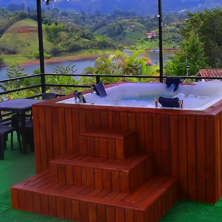 Preciosa Finca con Increíble vista frente al embalse de Guatapé con jacuzzi - Casa Vacacional de 3 dormitorios - 4