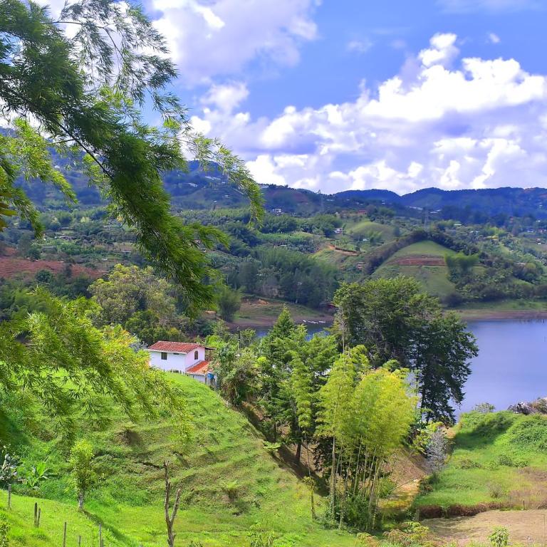 Preciosa Finca con Increíble vista frente al embalse de Guatapé con jacuzzi - Casa Vacacional de 3 dormitorios - 13