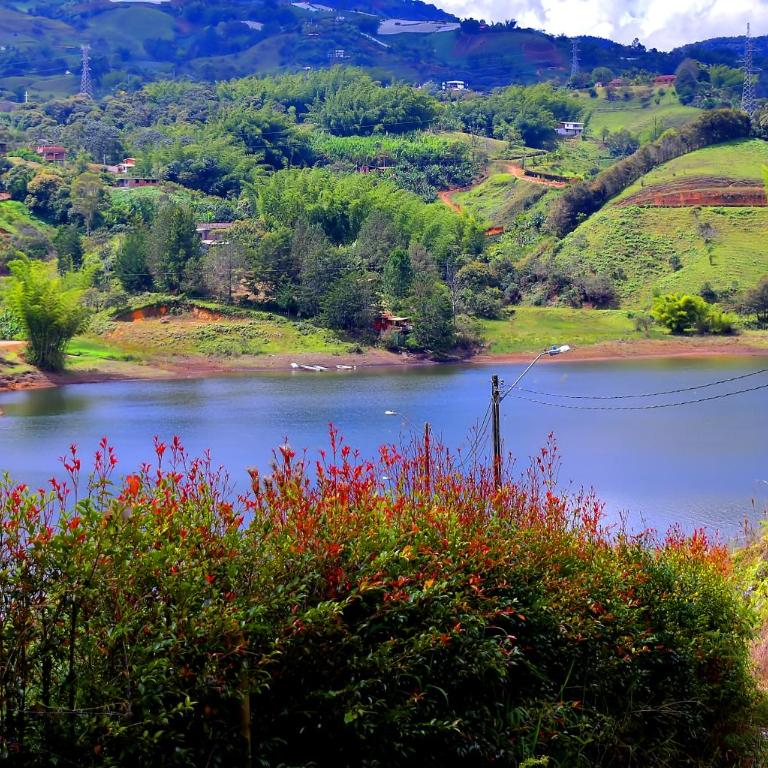 Preciosa Finca con Increíble vista frente al embalse de Guatapé con jacuzzi - Casa Vacacional de 3 dormitorios - 5
